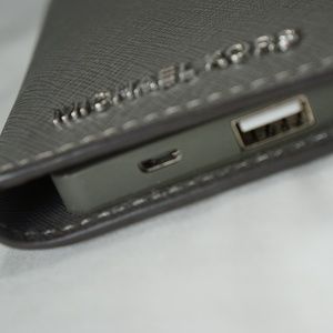 MICHAEL KORS POWER BANK LORA MINI WALLET